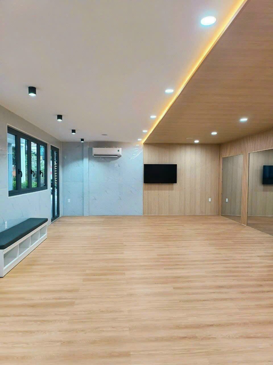 ốp tường ốp trần nano kết hợp sàn hèm khóa giả gỗ